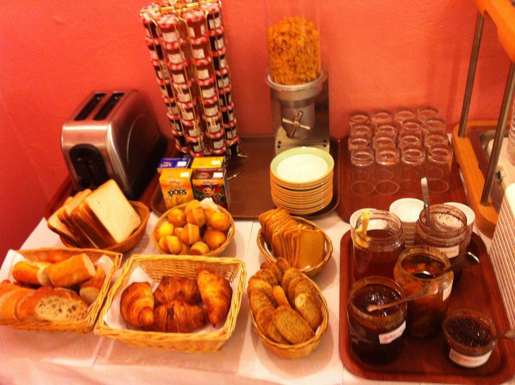 La Taverne Юзес Екстер'єр фото